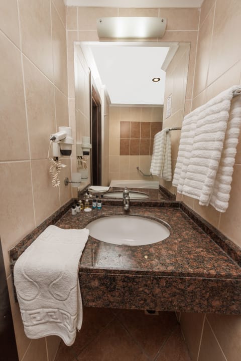 Standard Twin Room | Bathroom | Bathtub, deep soaking tub, free toiletries, hair dryer