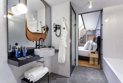 Premium Room | Bathroom | Shower, rainfall showerhead, free toiletries, hair dryer