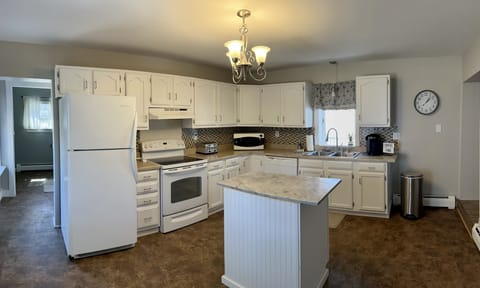 Family Cottage | Private kitchen | Fridge, microwave