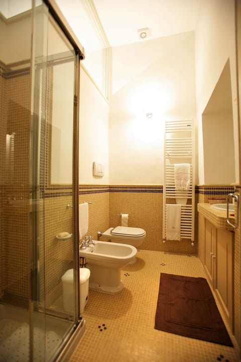 Presidential Suite, City View | Bathroom | Shower, free toiletries, hair dryer, bathrobes