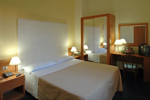 Economy Double Room | Hypo-allergenic bedding, minibar, in-room safe, desk