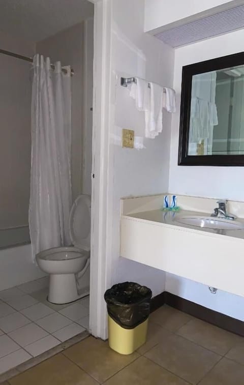 Combined shower/tub, deep soaking tub, free toiletries, towels