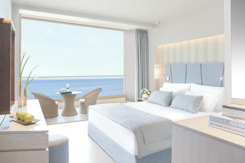 Superior Double Room, Sea View | Free minibar, in-room safe, desk, soundproofing