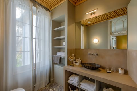 Suite (Consul) | Bathroom | Free toiletries, hair dryer, bathrobes, slippers