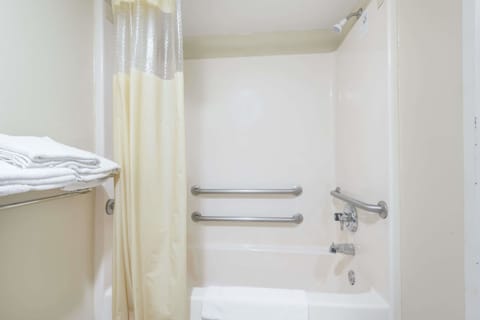 Combined shower/tub, free toiletries, hair dryer, towels