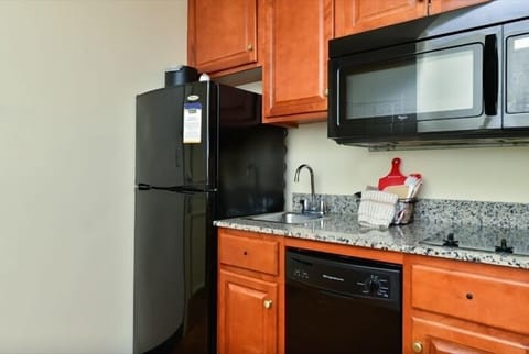 Full-size fridge, microwave, stovetop, dishwasher