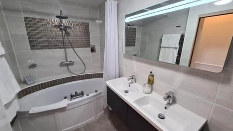 Combined shower/tub, free toiletries, hair dryer, towels