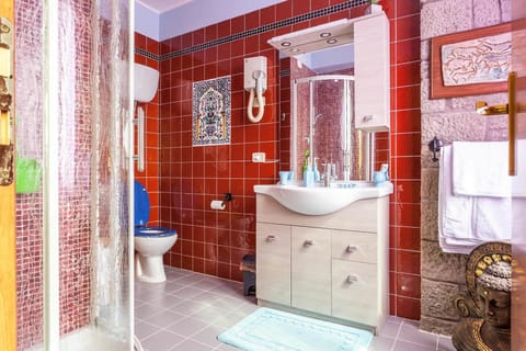 Superior Double Room, Lake View | Bathroom | Shower, hair dryer, bidet, towels