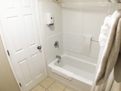 Combined shower/tub, hydromassage showerhead, free toiletries