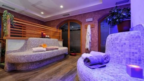 Sauna, steam room, Turkish bath, body scrubs, facials, 1 treatment room