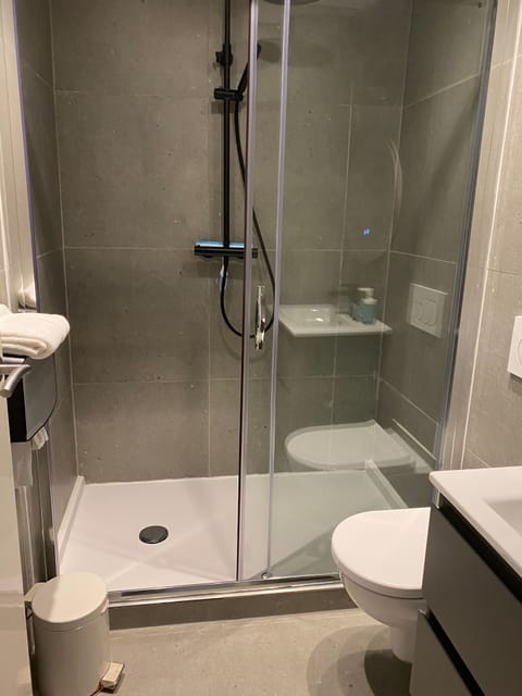 Comfort Double or Twin Room | Bathroom | Free toiletries, hair dryer, towels