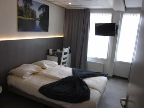 Desk, cribs/infant beds, rollaway beds, free WiFi