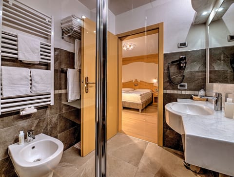 Junior Studio Suite | Bathroom | Shower, free toiletries, hair dryer, bidet