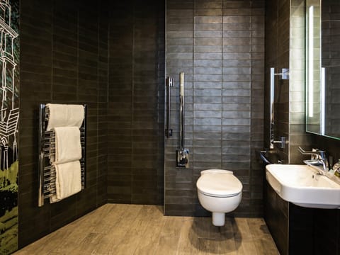 Privilege, Room, 1 King Bed | Hypo-allergenic bedding, in-room safe, desk, blackout drapes