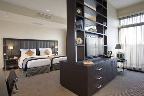 Deluxe Suite | Minibar, in-room safe, desk, soundproofing