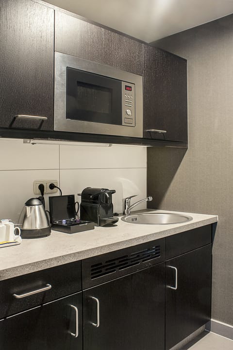 Suite, 1 King Bed, Kitchenette | Private kitchenette | Coffee/tea maker