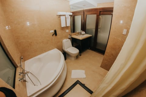 Imperial Suite (West Wing) | Bathroom | Combined shower/tub, free toiletries, hair dryer, bathrobes