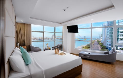 King Room with Han River and Dragon View | Minibar, in-room safe, desk, laptop workspace