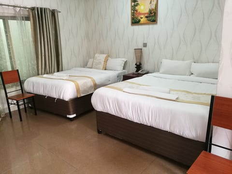 Twin Room | Desk, free WiFi, bed sheets