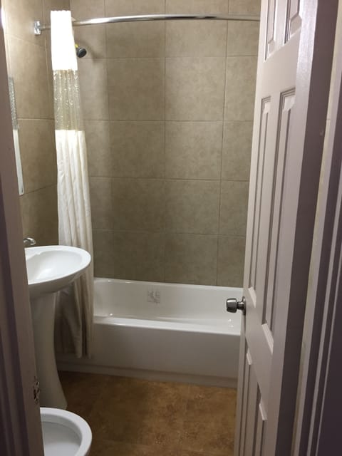 Combined shower/tub, towels