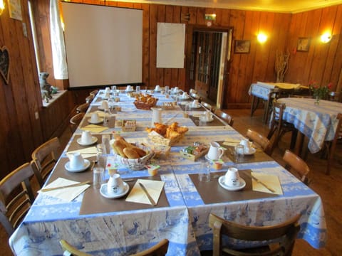 Daily continental breakfast (EUR 7.90 per person)
