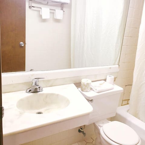 Comfort Room, 1 King Bed, Smoking | Bathroom | Combined shower/tub, free toiletries, towels