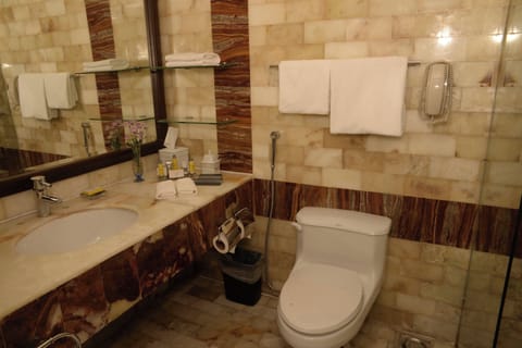 Deluxe Room, 1 King Bed | Bathroom | Hair dryer, slippers, bidet, towels