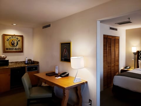 Suite (Santa Fe) | Living area | 32-inch LCD TV with satellite channels, TV, pay movies