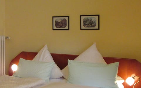 Double Room | Desk, free WiFi, bed sheets