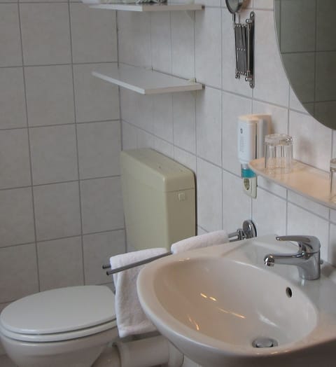 Single Room | Bathroom | Shower, rainfall showerhead, free toiletries, hair dryer