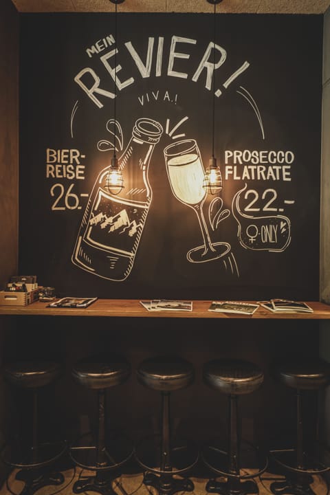 Lunch and dinner served, international cuisine