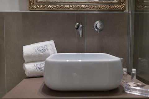 Deluxe Double Room | Bathroom sink