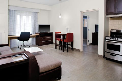 Suite, 1 Bedroom | Living area | 40-inch LED TV with cable channels, Smart TV, Netflix