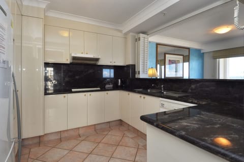 Apartment, 3 Bedrooms, 2.5 Bathrooms (Apartment 309) | Private kitchen | Full-size fridge, microwave, oven, stovetop