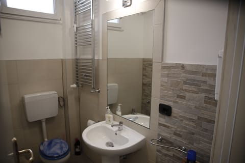 Superior Triple Room, Private Bathroom | Bathroom | Shower, free toiletries, hair dryer, slippers