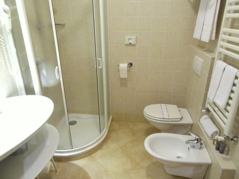 Classic Double or Twin Room | Bathroom | Shower, free toiletries, hair dryer, bidet