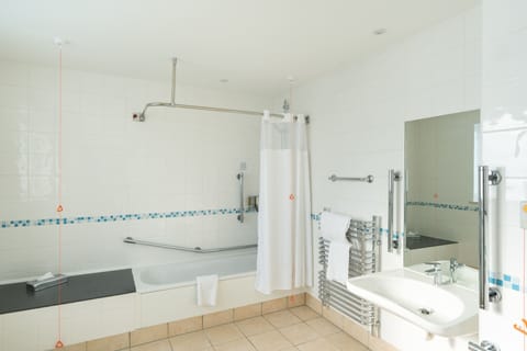 Standard Room, 1 Queen Bed, Accessible | Bathroom | Combined shower/tub, eco-friendly toiletries, hair dryer, towels