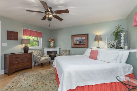 Luxury Cottage, Kitchenette, Garden View | Egyptian cotton sheets, premium bedding, pillowtop beds