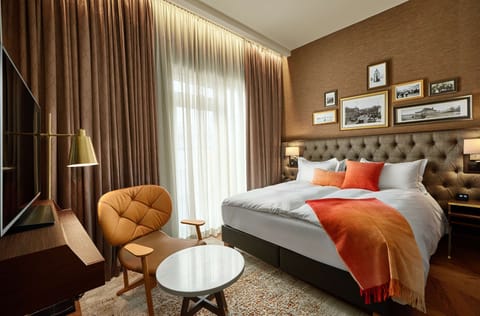 Queen Deluxe Room | Premium bedding, free minibar items, in-room safe, desk