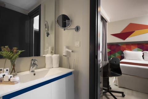 Deluxe Plus | Bathroom | Shower, rainfall showerhead, eco-friendly toiletries, hair dryer