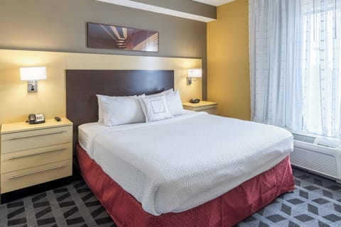 Premium bedding, desk, iron/ironing board, free rollaway beds