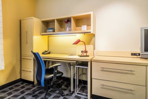 Premium bedding, desk, iron/ironing board, free rollaway beds