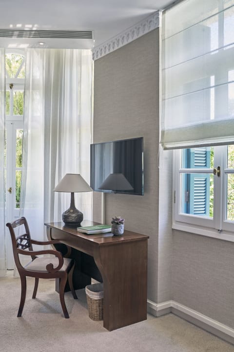 Superior Suite | Minibar, in-room safe, blackout drapes, soundproofing