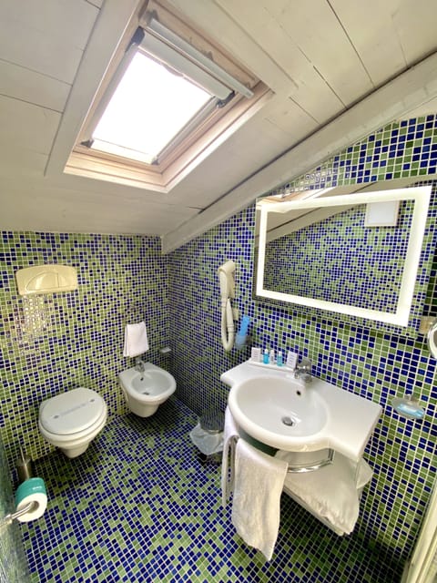 Junior Suite (Attic) | Bathroom | Shower, hydromassage showerhead, free toiletries, hair dryer