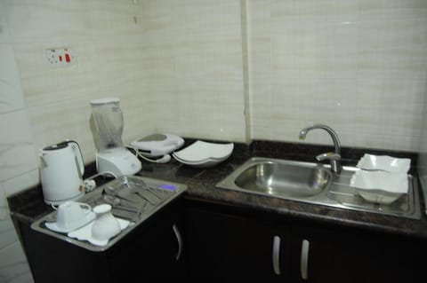 Honeymoon Room | Private kitchenette | Fridge, coffee/tea maker