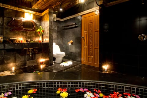 Hideaway Pool Villa  | Bathroom | Separate tub and shower, deep soaking tub, free toiletries, hair dryer