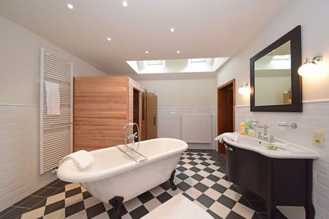 Luxury Double Room, 1 King Bed, Sauna, Garden Area | Bathroom | Free toiletries, hair dryer, bathrobes, slippers