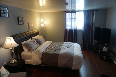 Deluxe Room, 1 Queen Bed | Individually decorated, individually furnished, soundproofing