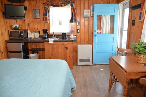 Cottage, 1 Double Bed (#6) | Living area | 40-inch Smart TV with digital channels, TV, Netflix