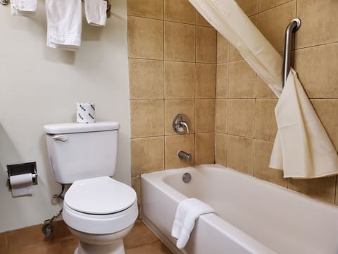 Combined shower/tub, towels